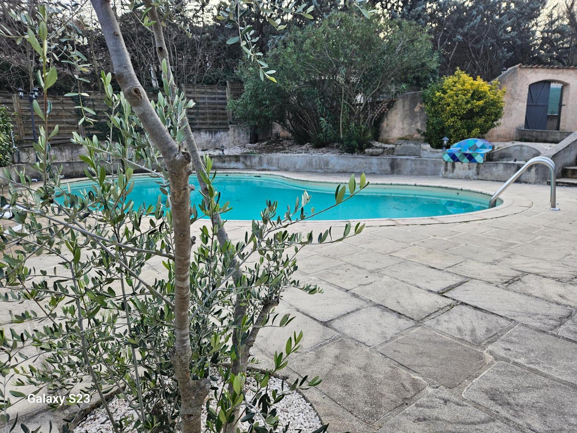 Calme Avec Acces Jardin Et Piscine *